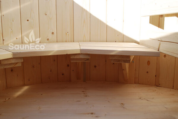 Large spruce wooden hot tub from Sauneco