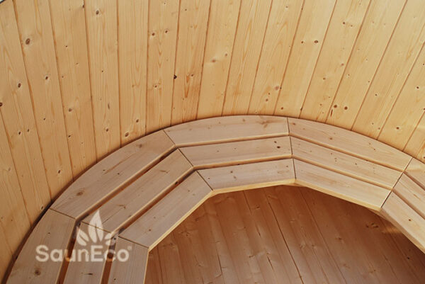 Large spruce wooden hot tub from Sauneco