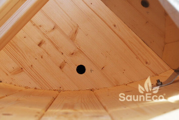 Large spruce wooden hot tub from Sauneco