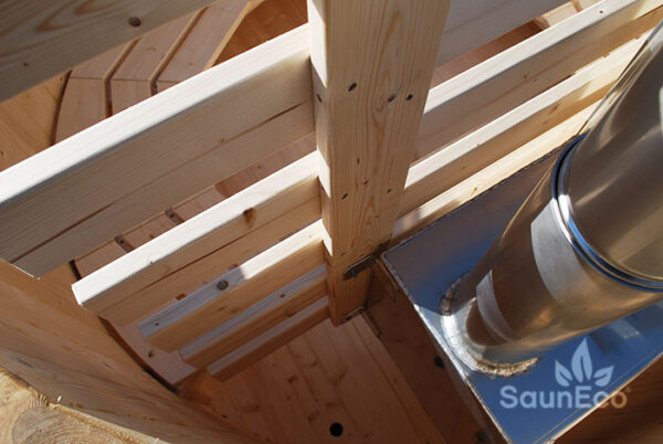 Large spruce wooden hot tub from Sauneco