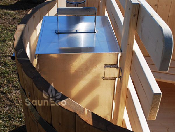 Large spruce wooden hot tub from Sauneco