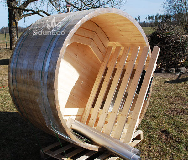 Large spruce wooden hot tub from Sauneco