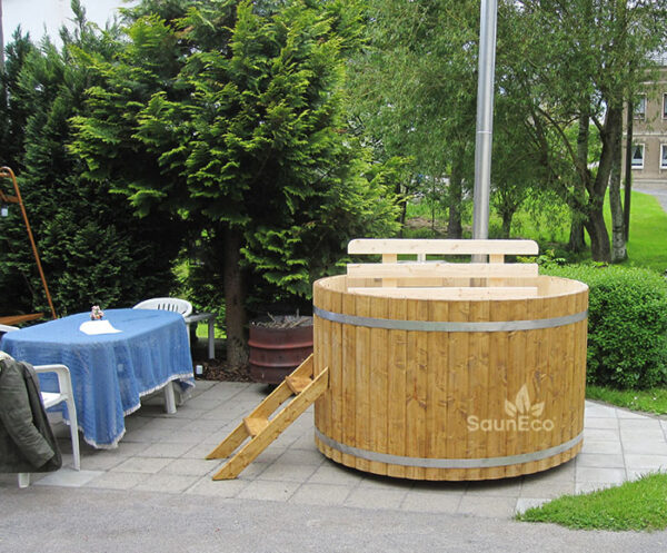 Large spruce wooden hot tub from Sauneco