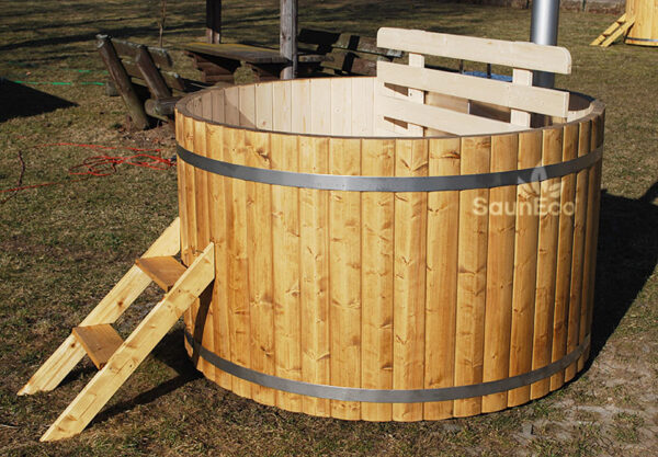 Large spruce wooden hot tub from Sauneco