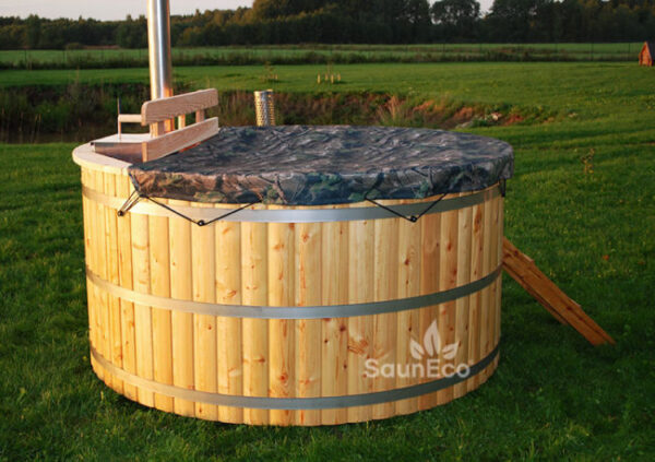 Wooden Hot Tub Bath Barrel from Sauneco