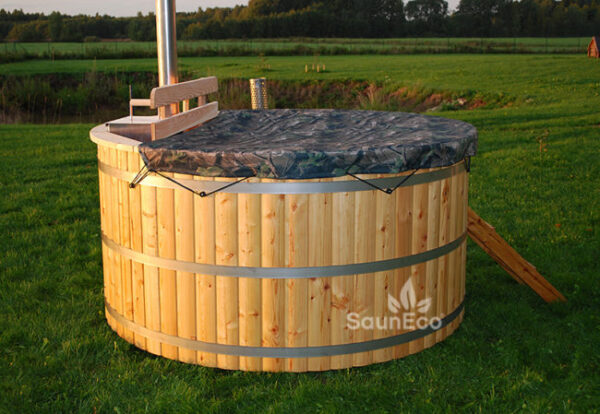 Wooden Hot Tub Bath Barrel from Sauneco