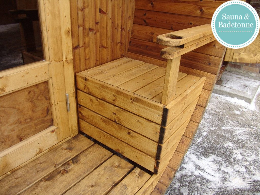 Bambino 2,7m– praktische und kompakte Fasssauna (Saunaraum und Terrasse) – Bild 11