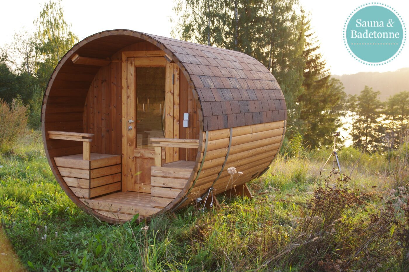 Bambino 2,7m– praktische und kompakte Fasssauna (Saunaraum und Terrasse) – Bild 27